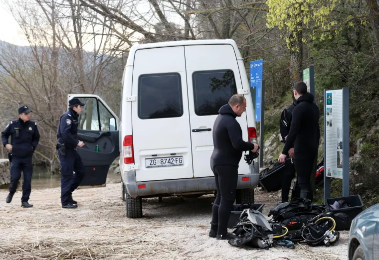 VELIKA POTRAGA NAKON PREVRTANJA BRODICE: Jedan od četiri maloljetnika nije isplivao na obalu nakon prevrtanja čamca