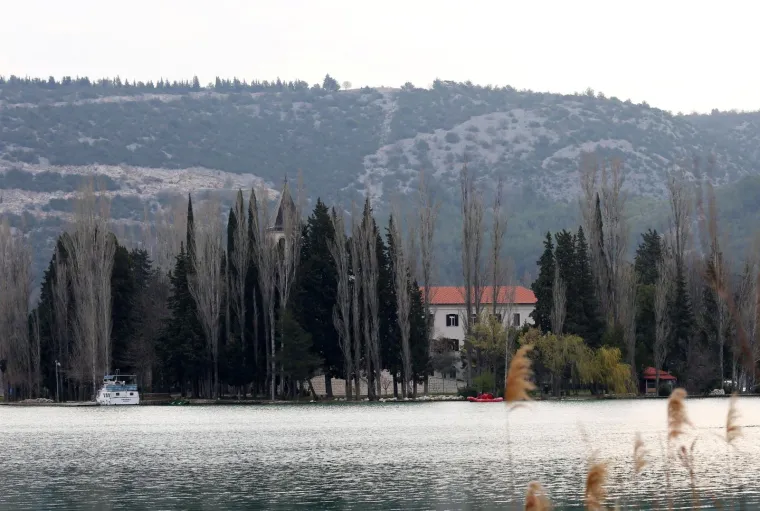 VELIKA POTRAGA NAKON PREVRTANJA BRODICE: Jedan od četiri maloljetnika nije isplivao na obalu nakon prevrtanja čamca
