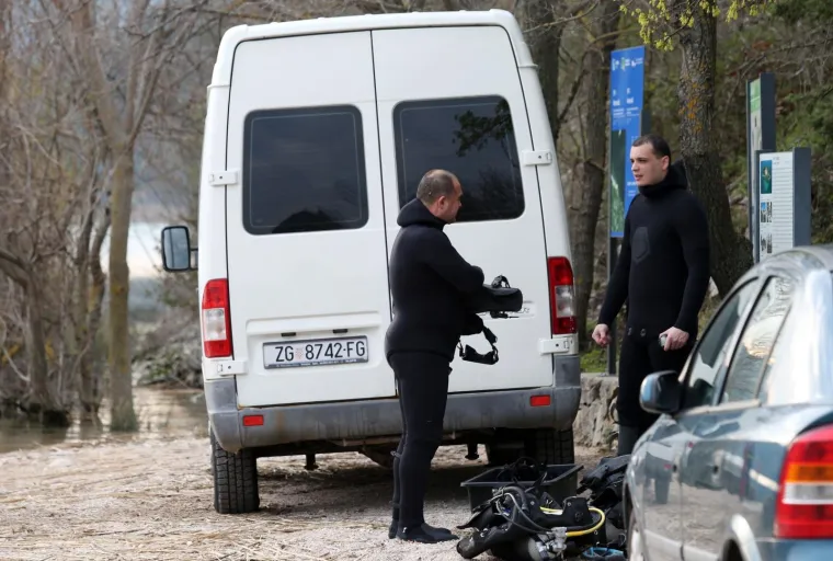 VELIKA POTRAGA NAKON PREVRTANJA BRODICE: Jedan od četiri maloljetnika nije isplivao na obalu nakon prevrtanja čamca