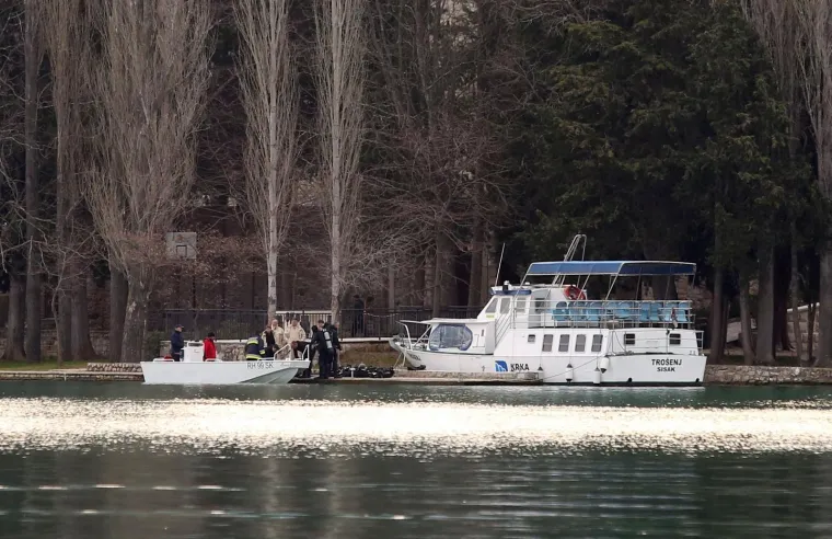 VELIKA POTRAGA NAKON PREVRTANJA BRODICE: Jedan od četiri maloljetnika nije isplivao na obalu nakon prevrtanja čamca