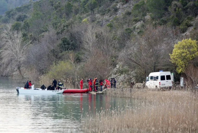 VELIKA POTRAGA NAKON PREVRTANJA BRODICE: Jedan od četiri maloljetnika nije isplivao na obalu nakon prevrtanja čamca