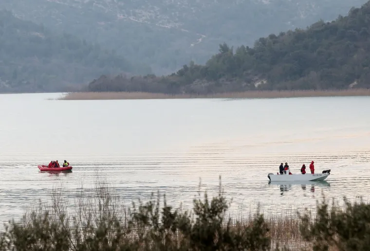 VELIKA POTRAGA NAKON PREVRTANJA BRODICE: Jedan od četiri maloljetnika nije isplivao na obalu nakon prevrtanja čamca