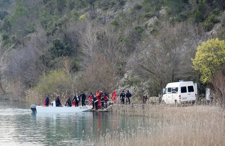 VELIKA POTRAGA NAKON PREVRTANJA BRODICE: Jedan od četiri maloljetnika nije isplivao na obalu nakon prevrtanja čamca