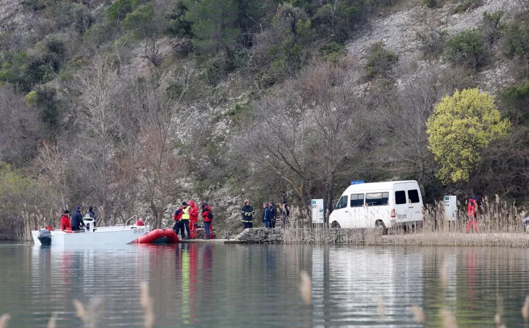 VELIKA POTRAGA NAKON PREVRTANJA BRODICE: Jedan od četiri maloljetnika nije isplivao na obalu nakon prevrtanja čamca