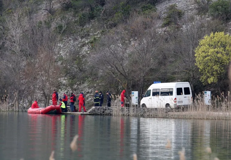 VELIKA POTRAGA NAKON PREVRTANJA BRODICE: Jedan od četiri maloljetnika nije isplivao na obalu nakon prevrtanja čamca