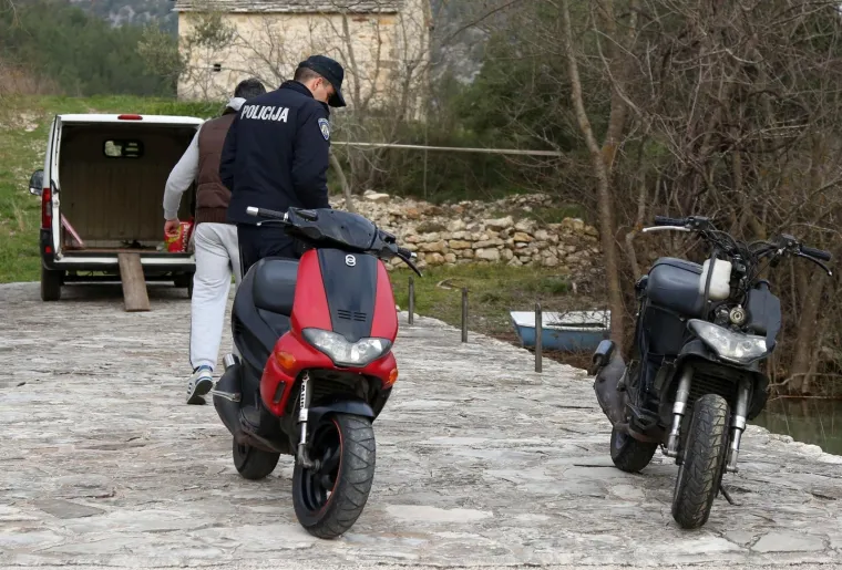 VELIKA POTRAGA NAKON PREVRTANJA BRODICE: Jedan od četiri maloljetnika nije isplivao na obalu nakon prevrtanja čamca