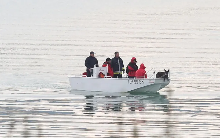 VELIKA POTRAGA NAKON PREVRTANJA BRODICE: Jedan od četiri maloljetnika nije isplivao na obalu nakon prevrtanja čamca