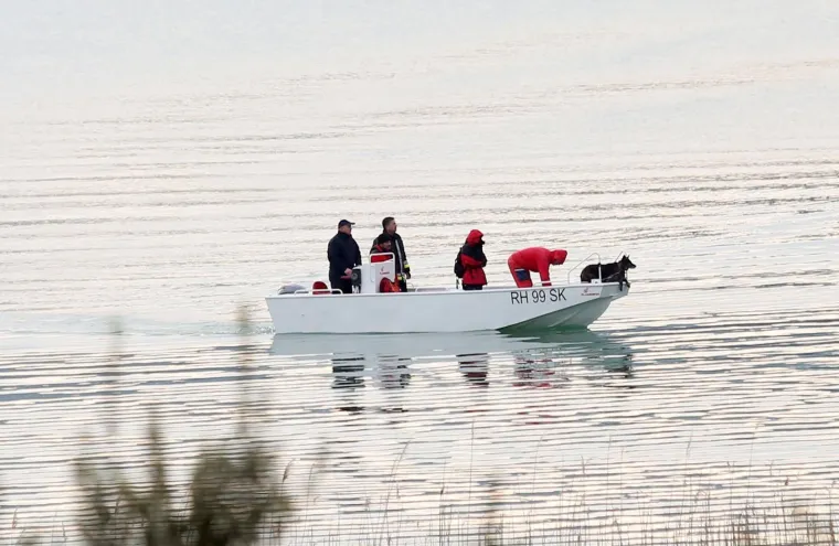 VELIKA POTRAGA NAKON PREVRTANJA BRODICE: Jedan od četiri maloljetnika nije isplivao na obalu nakon prevrtanja čamca