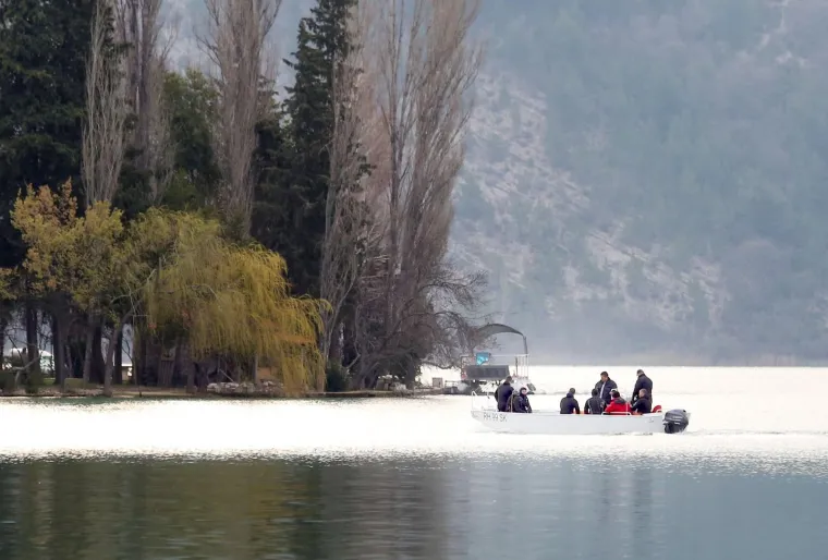VELIKA POTRAGA NAKON PREVRTANJA BRODICE: Jedan od četiri maloljetnika nije isplivao na obalu nakon prevrtanja čamca
