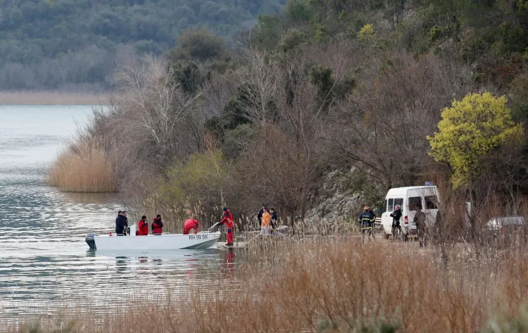 Skradin - U tijeku je potraga za jednim od četvorice stradalih u sinoćnjem prevrtanju čamca u Visovačko jezero.