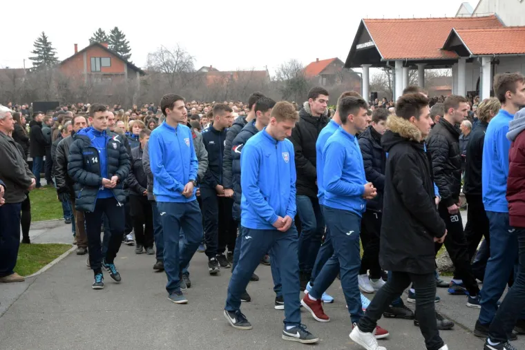 Pogreb je bio takav da ga ovaj kraj ne pamti. Brojni znani i neznani došli su se posljednji put pozdraviti s mladićem kojeg su svi voljeli i koji nas je napustio iznenada.