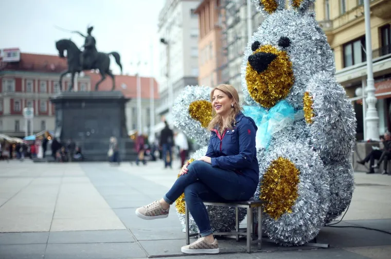 Uživancija u ponedjeljak: prolaznici se fotografiraju uz figure postavljene na Trgu povodom Uskrsa
