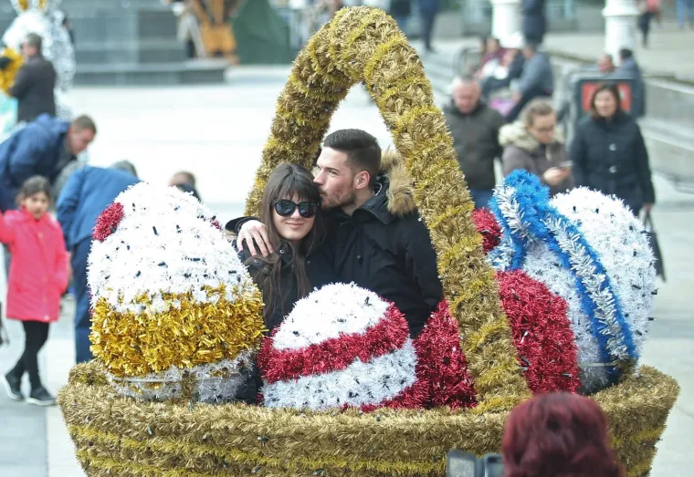 Uživancija u ponedjeljak: prolaznici se fotografiraju uz figure postavljene na Trgu povodom Uskrsa