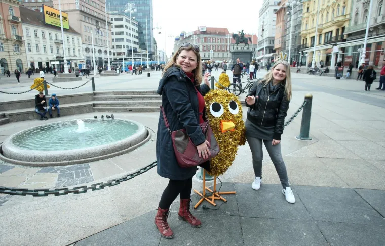Uživancija u ponedjeljak: prolaznici se fotografiraju uz figure postavljene na Trgu povodom Uskrsa