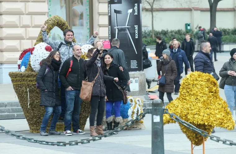 Uživancija u ponedjeljak: prolaznici se fotografiraju uz figure postavljene na Trgu povodom Uskrsa