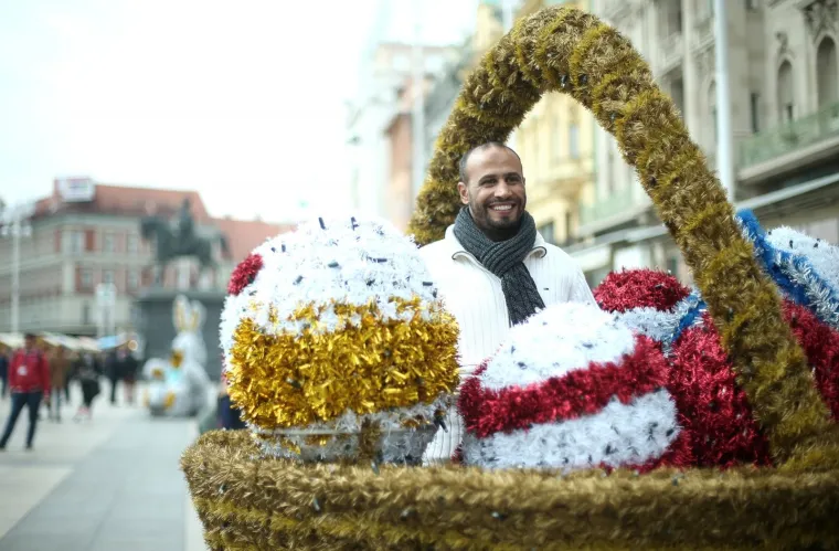 Uživancija u ponedjeljak: prolaznici se fotografiraju uz figure postavljene na Trgu povodom Uskrsa