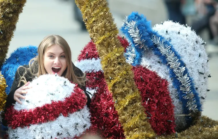 Uživancija u ponedjeljak: prolaznici se fotografiraju uz figure postavljene na Trgu povodom Uskrsa