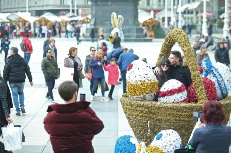 Uživancija u ponedjeljak: prolaznici se fotografiraju uz figure postavljene na Trgu povodom Uskrsa