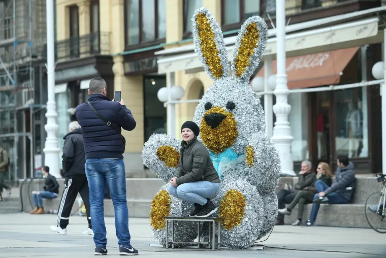 Uživancija u ponedjeljak: prolaznici se fotografiraju uz figure postavljene na Trgu povodom Uskrsa