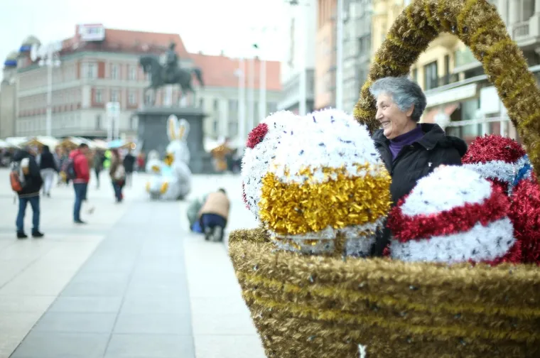 Uživancija u ponedjeljak: prolaznici se fotografiraju uz figure postavljene na Trgu povodom Uskrsa