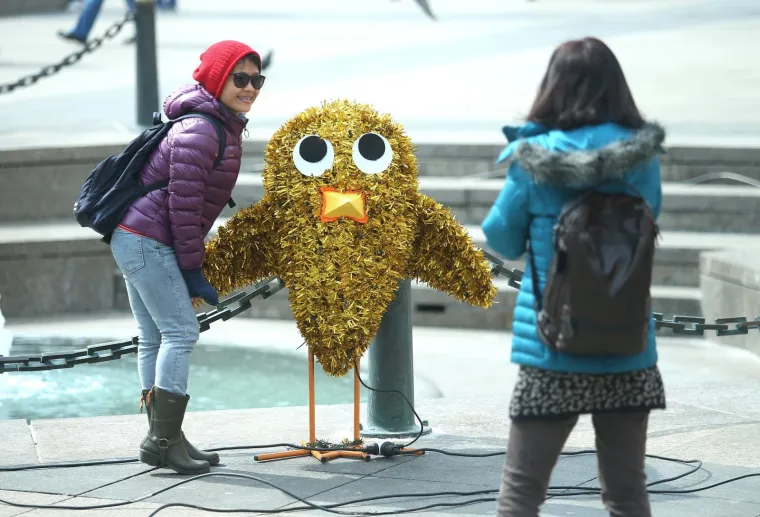 Uživancija u ponedjeljak: prolaznici se fotografiraju uz figure postavljene na Trgu povodom Uskrsa