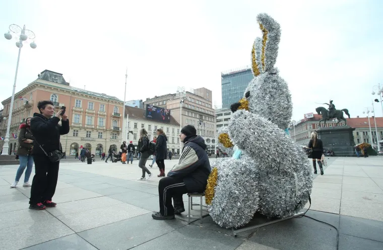 Uživancija u ponedjeljak: prolaznici se fotografiraju uz figure postavljene na Trgu povodom Uskrsa