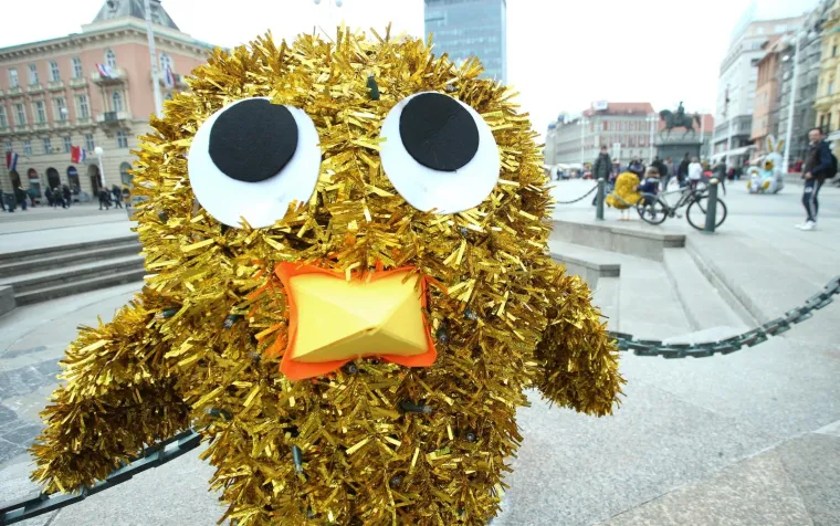 Uživancija u ponedjeljak: prolaznici se fotografiraju uz figure postavljene na Trgu povodom Uskrsa