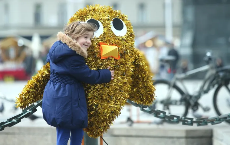 Uživancija u ponedjeljak: prolaznici se fotografiraju uz figure postavljene na Trgu povodom Uskrsa