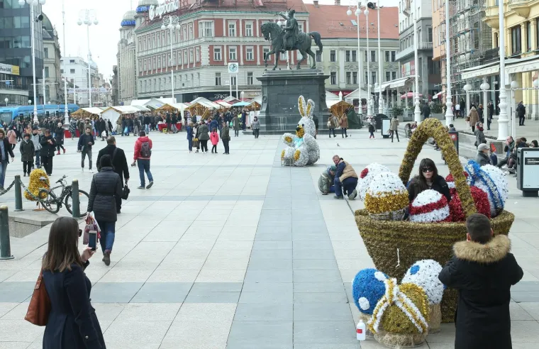 Uživancija u ponedjeljak: prolaznici se fotografiraju uz figure postavljene na Trgu povodom Uskrsa