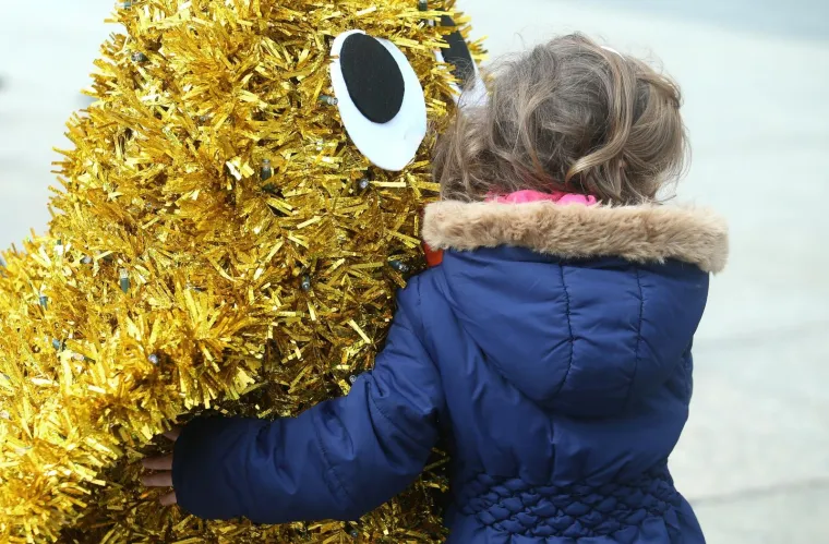 Uživancija u ponedjeljak: prolaznici se fotografiraju uz figure postavljene na Trgu povodom Uskrsa
