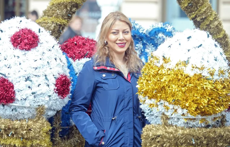 Uživancija u ponedjeljak: prolaznici se fotografiraju uz figure postavljene na Trgu povodom Uskrsa