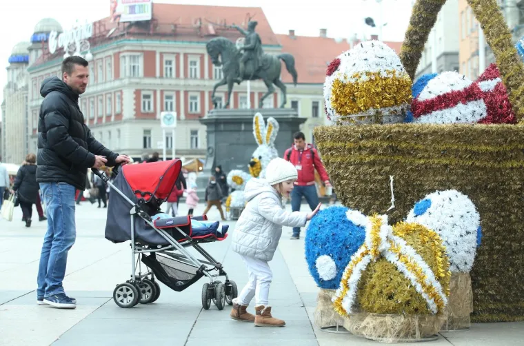Uživancija u ponedjeljak: prolaznici se fotografiraju uz figure postavljene na Trgu povodom Uskrsa