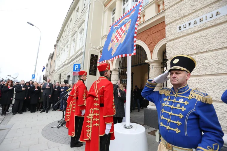 Predsjednica Kolinda Grabar-Kitarović premjestila svoj ured u Karlovačku županiju