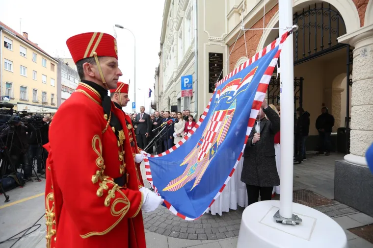 Predsjednica Kolinda Grabar-Kitarović premjestila svoj ured u Karlovačku županiju