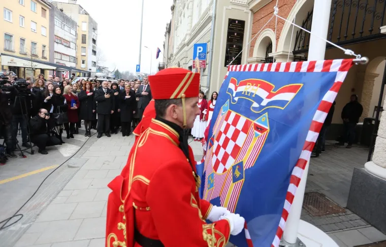 Predsjednica Kolinda Grabar-Kitarović premjestila svoj ured u Karlovačku županiju