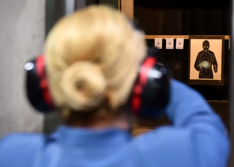 Kolinda Grabar Kitarović puca iz oružja u karlovačkom HS Produktu