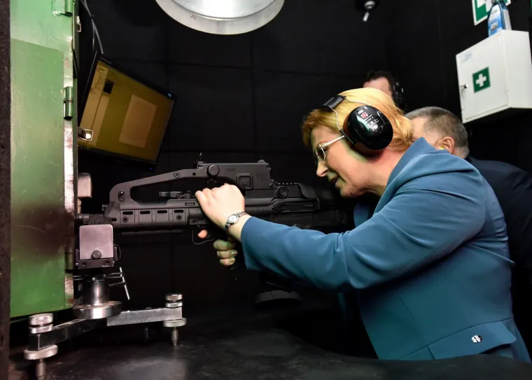 Kolinda Grabar Kitarović puca iz oružja u karlovačkom HS Produktu