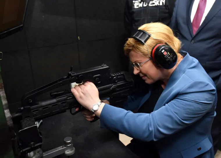 Kolinda Grabar Kitarović puca iz oružja u karlovačkom HS Produktu