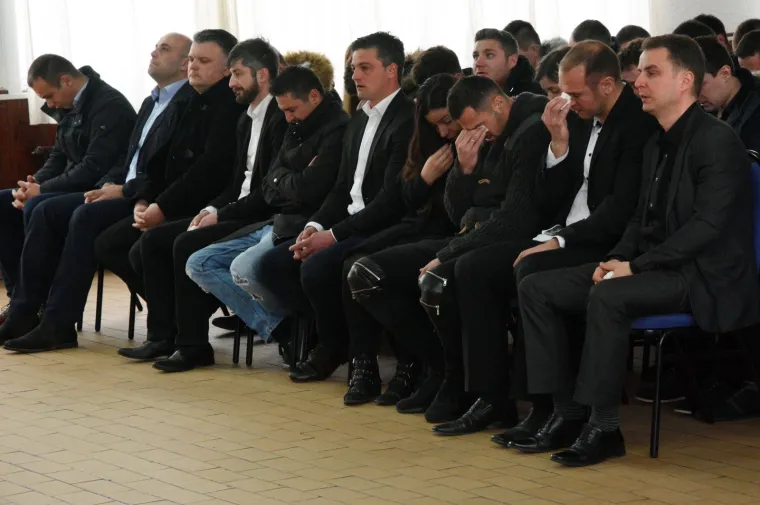 KOMEMORACIJA ZA TRAGIČNO PREMINULOG NOGOMETAŠA: Najbliži se u Velikoj oprostili od Brune Bobana