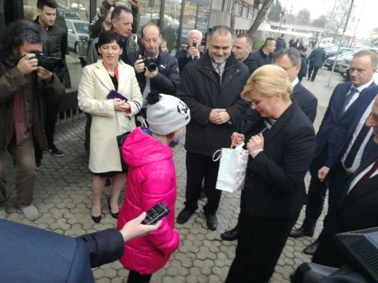 Neočekivan doček za Grabar-Kitarović: djevojčica Tonka svojim je poklonom iznenadila predsjednicu