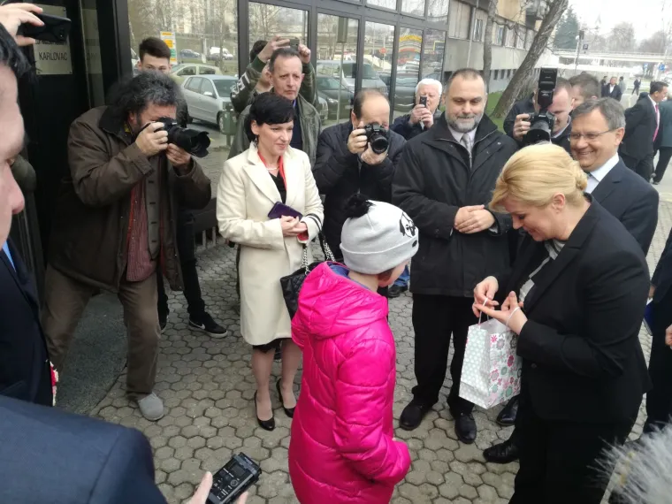 Neočekivan doček za Grabar-Kitarović: djevojčica Tonka svojim je poklonom iznenadila predsjednicu