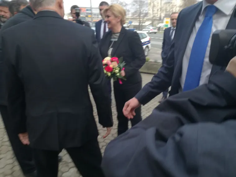 Neočekivan doček za Grabar-Kitarović: djevojčica Tonka svojim je poklonom iznenadila predsjednicu