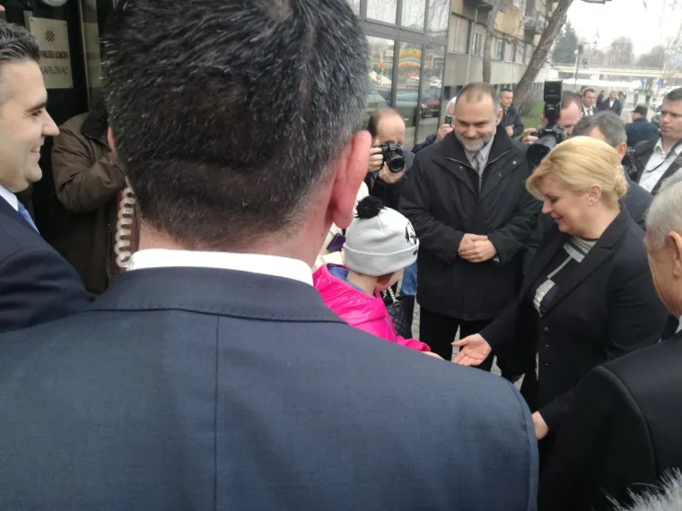 Neočekivan doček za Grabar-Kitarović: djevojčica Tonka svojim je poklonom iznenadila predsjednicu