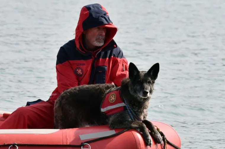 Svim raspoloživim snagama poku&scaron;ava se pronaći tijelo mladića nestalog u Visovačkom jezeru