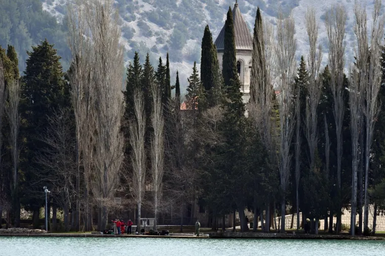 Svim raspoloživim snagama poku&scaron;ava se pronaći tijelo mladića nestalog u Visovačkom jezeru