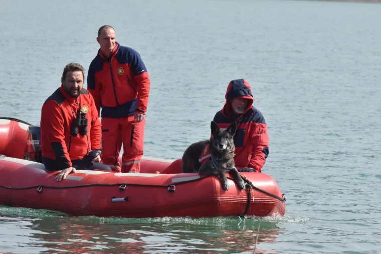 Svim raspoloživim snagama poku&scaron;ava se pronaći tijelo mladića nestalog u Visovačkom jezeru