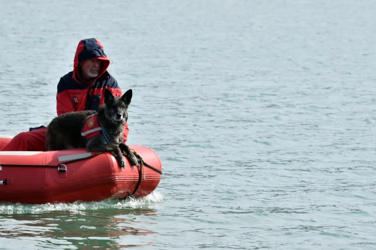 Svim raspoloživim snagama poku&scaron;ava se pronaći tijelo mladića nestalog u Visovačkom jezeru