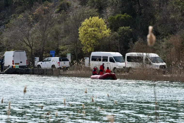 Svim raspoloživim snagama poku&scaron;ava se pronaći tijelo mladića nestalog u Visovačkom jezeru