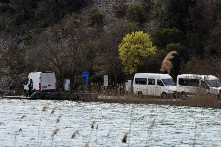 Svim raspoloživim snagama poku&scaron;ava se pronaći tijelo mladića nestalog u Visovačkom jezeru