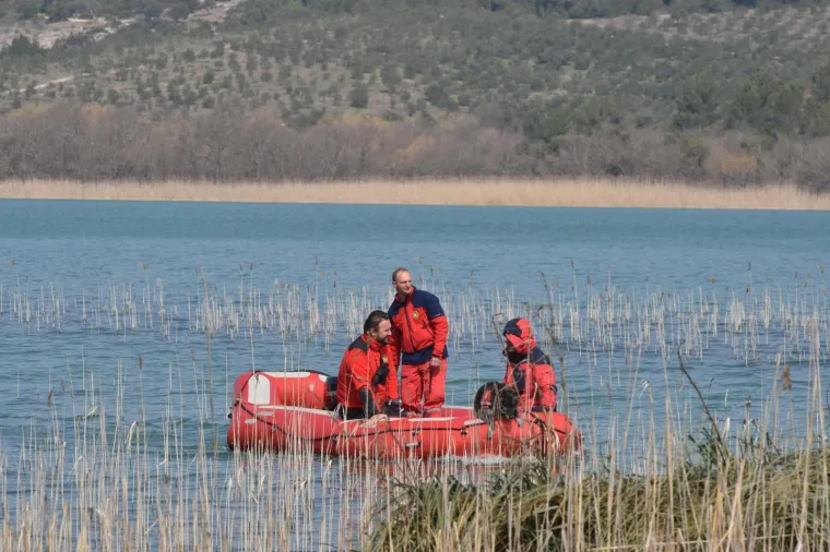 Svim raspoloživim snagama poku&scaron;ava se pronaći tijelo mladića nestalog u Visovačkom jezeru